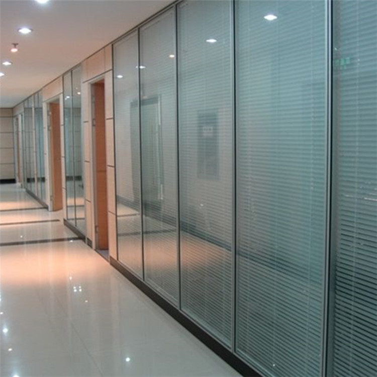 So installieren Sie eine Trennwand aus gehärtetem Glas 3.jpg