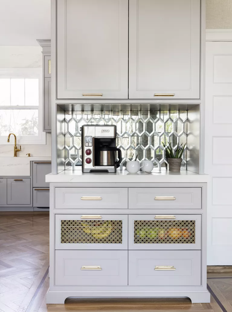 Fügen Sie der Küche verspiegelte Fliesen hinzu.png