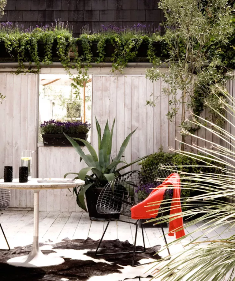 Verwenden Sie Spiegel im Garten, um einen kleinen Raum zu betrügen.png