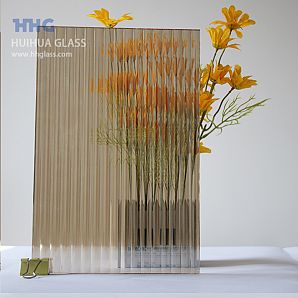 Geriffeltes Glas aus europäischer Bronze