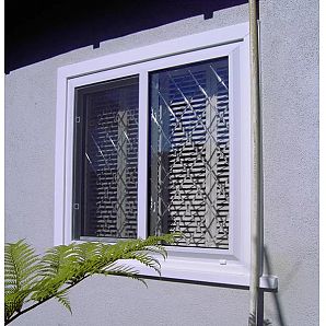 Konkave V-Nut auf ultraklarem Glas