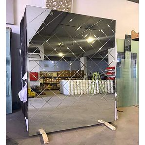 Glasspiegel mit abgeschrägter Nut