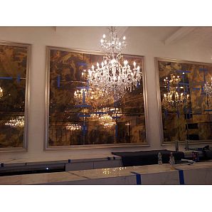 Dekorativer Wandspiegel aus Glas. Antikes Spiegelglas