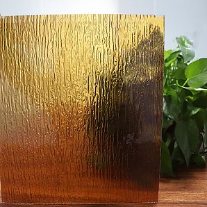 Regen-Wasserfall-Figur aus Glasscheiben in Goldfarbe