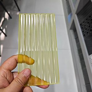 Durchscheinendes Musterglas in RAL-Farbe