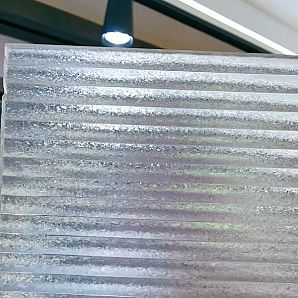 Glas mit Schneeblumenmuster