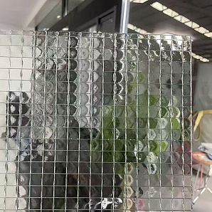 Lichtdurchlässiges strukturiertes verdrahtetes Glas