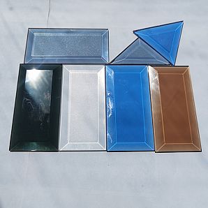 Dekorative gesäumte Glasgruppe mit Farbabschrägung