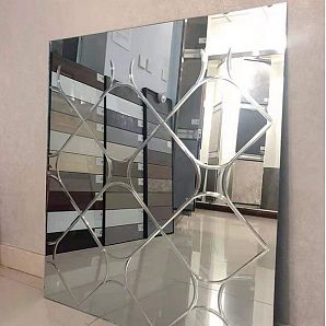 Maßgeschneiderter Spiegel mit V-Nut