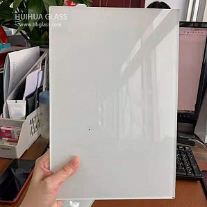 Verwendung von lackiertem Glas für Wandpaneele