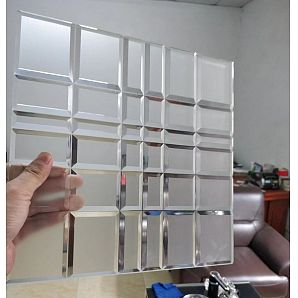 V-genutet auf mattem Glas