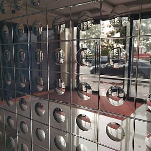 Glas mit quadratischem und kreisförmigem Muster